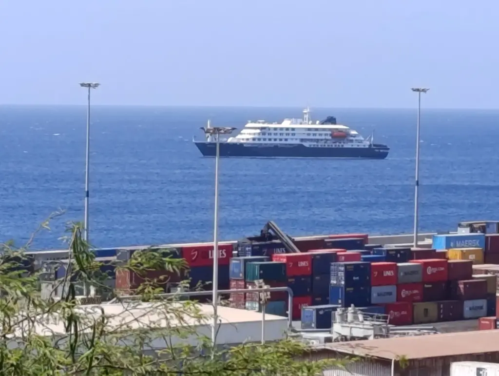 El crucero MV Hondius atraca en el puerto de Cabo Verde, mientras los pasajeros no podían desembarcar y las autoridades sanitarias investigaban presuntos casos de hantavirus a bordo. La fotografía fue tomada con un teléfono móvil. REUTERS/Stringer