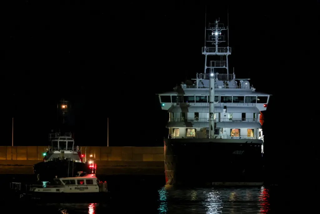 El crucero MV Hondius llega al puerto de Granadilla de Abona tras verse afectado por un brote de hantavirus, en Tenerife, España, el 10 de mayo de 2026. REUTERS/Hannah McKay