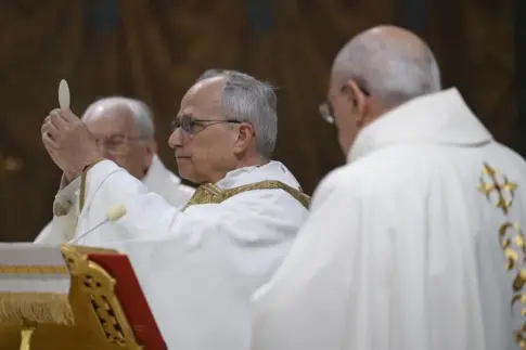 El maestro de la liturgia vaticana supervisa los preparativos de la misa del Papa en Tenerife