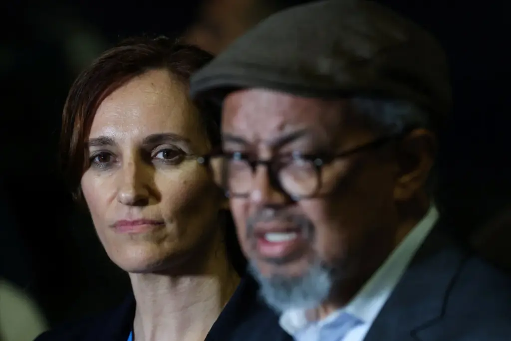 La ministra de Sanidad española, Mónica García, observa mientras el director general de la Organización Mundial de la Salud, Tedros Adhanom, habla con los medios de comunicación en el puerto de Granadilla de Abona, donde se espera que atraque el crucero MV Hondius tras verse afectado por un brote de hantavirus, en Tenerife, España, el 9 de mayo de 2026. REUTERS/Hannah Mckay