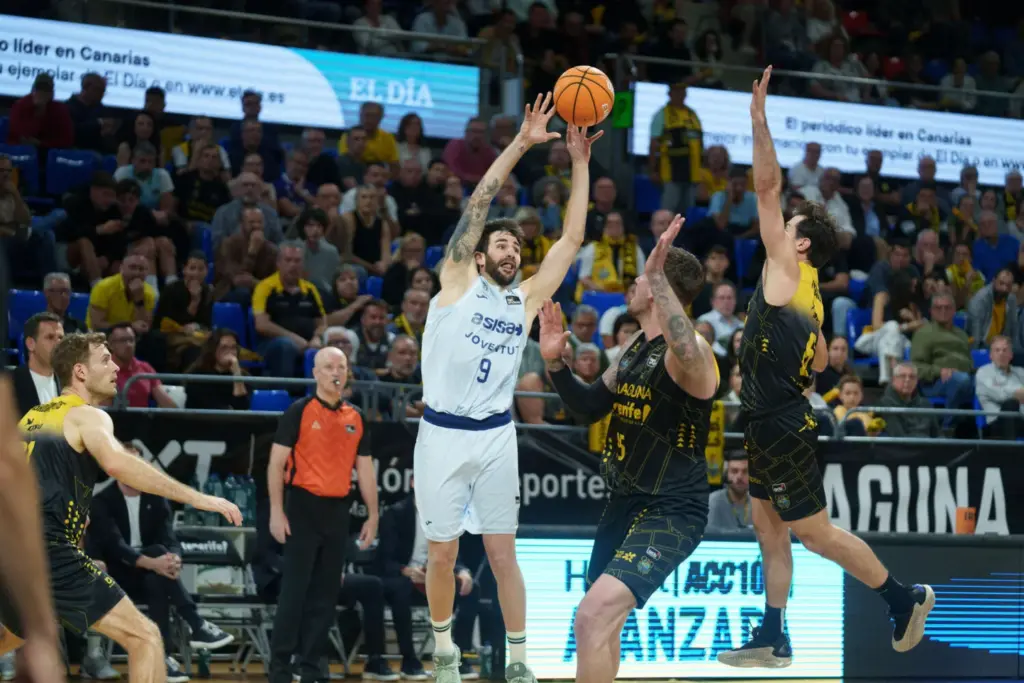 El base del Joventut Badalona Ricky Rubio (2i) ante Fran Guerra (2d), del La Laguna Tenerife, durante el partido de la Liga Endesa de baloncesto que La Laguna Tenerife y Joventut Badalona disputan este miércoles en el pabellón Santiago Martín de La Laguna. EFE/Ramón de la Rocha