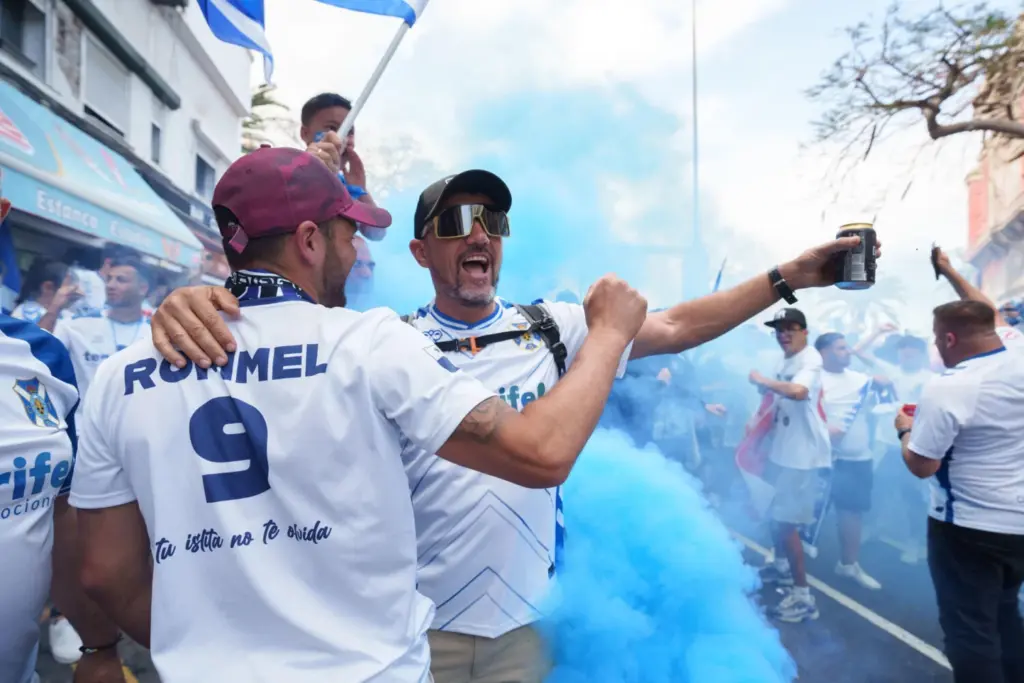 Aficionados del CD Tenerife celebran el ascenso EFE/ Ramón