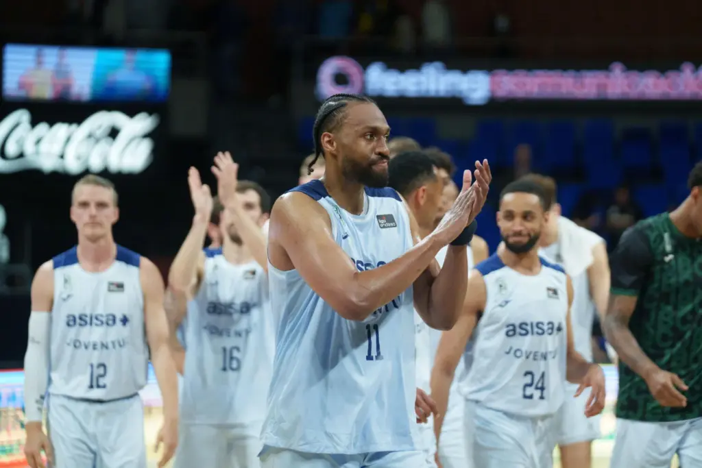 Los jugadores del Joventut Badalona celebran su victoria al finalizar el partido de la Liga Endesa de baloncesto que La Laguna Tenerife y Joventut Badalona disputaron este miércoles en el pabellón Santiago Martín de La Laguna. EFE/Ramón de la Rocha