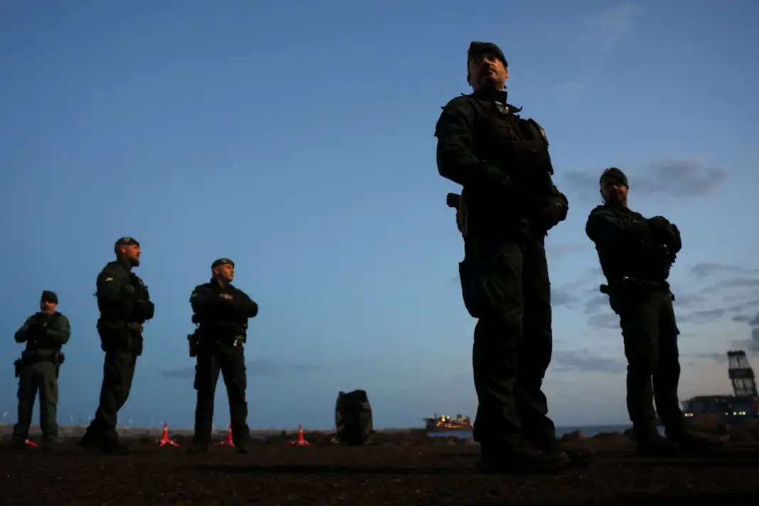 Miembros de la Guardia Civil española montan guardia en el puerto de Granadilla de Abona, donde se espera que atraque el crucero MV Hondius tras verse afectado por un brote de hantavirus, en Tenerife, España, el 9 de mayo de 2026. REUTERS/Hannah McKay