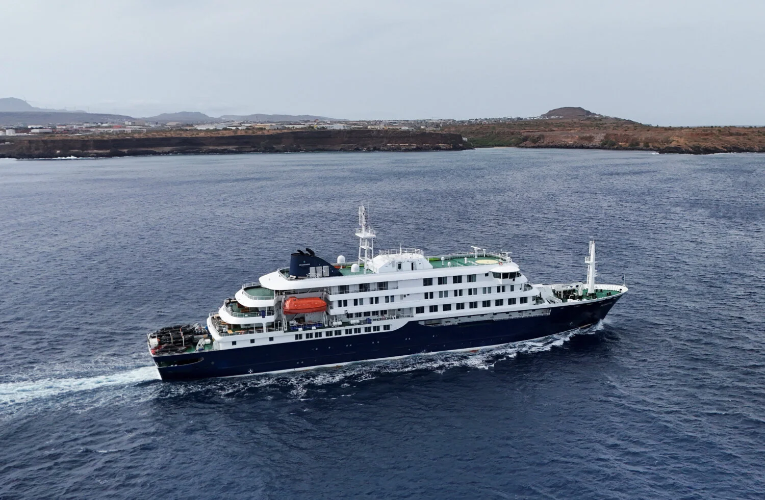 Mónica García y Torres examinan con Clavijo la situación del crucero con el brote hantavirus