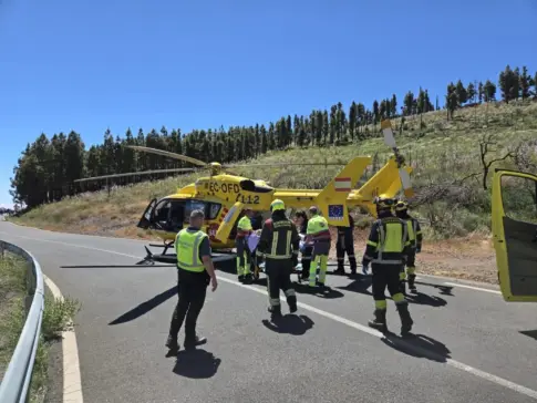 Evacuado en helicóptero un motorista herido grave tras una caída en Gran Canaria