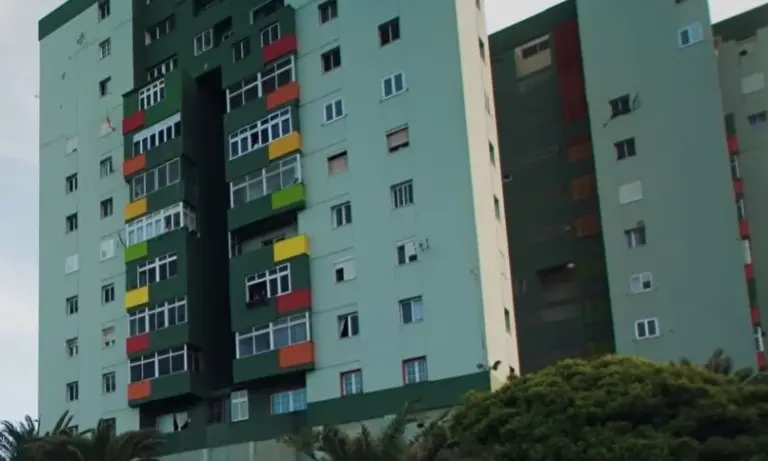 Rescatan a una familia tras quedar atrapada durante un incendio en Telde