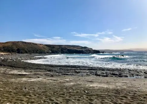 Buscan a un hombre desaparecido al intentar salir de la cala en la que estaba atrapado