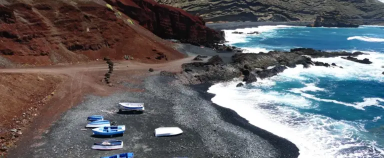 Buscan a una mujer que desapareció en El Golfo por un golpe de mar