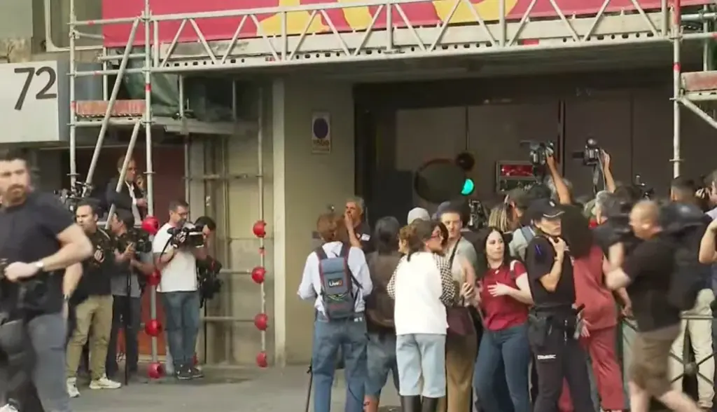 Medios de comunicación frente a la sede del PSOE en la calle Ferraz, en Madrid, por el registro de la UCO