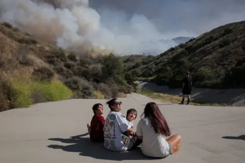 Un incendio azota el sur de California y obliga a la evacuación de más de 20.000 personas