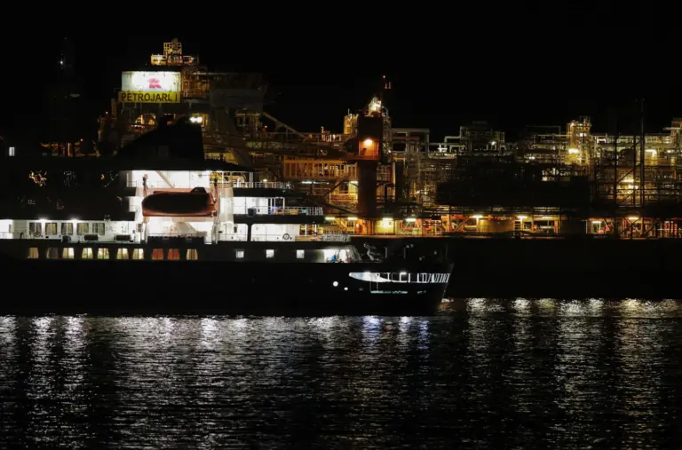 El crucero Hondius entra en el puerto de Granadilla