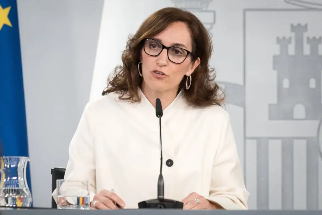 La ministra de Sanidad, Mónica García, durante una rueda de prensa en el Complejo de la Moncloa este 6 de mayo de 2026, en Madrid. Imagen Europa Press