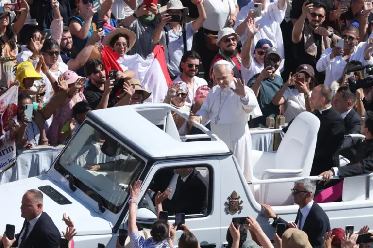 Uno de los dos papamóviles que utilizará León XIV en su visita a España llega a Barcelona
