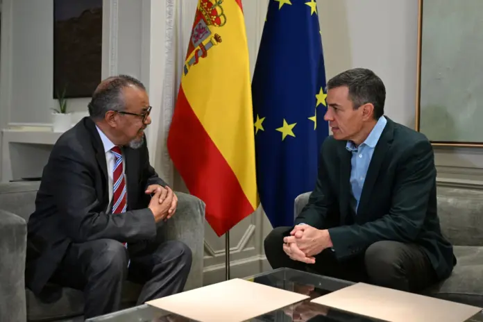 El Director General de la Organización Mundial de la Salud (OMS), Tedros Adhanom Ghebreyesus, conversa con el Primer Ministro de España, Pedro Sánchez, en el Palacio de la Moncloa antes de la llegada a la isla de Tenerife del crucero MV Hondius, afectado por hantavirus, en Madrid, España, el 9 de mayo de 2026. Palacio de la Moncloa/Borja Puig de la Bellacasa