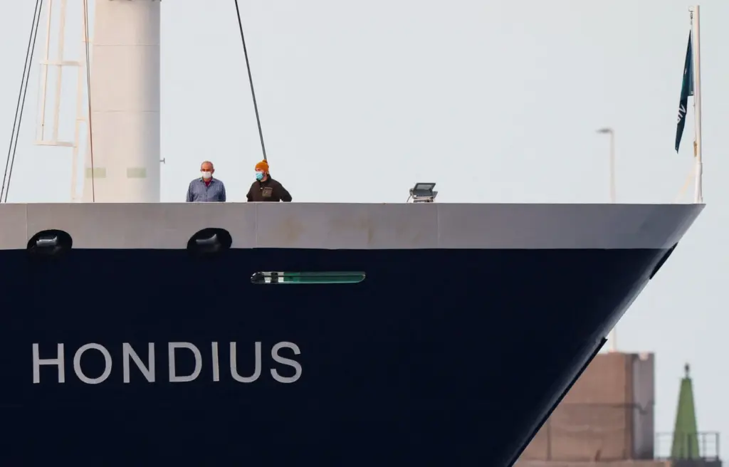 Personas con mascarillas a bordo del crucero MV Hondius. Imagen Reuters