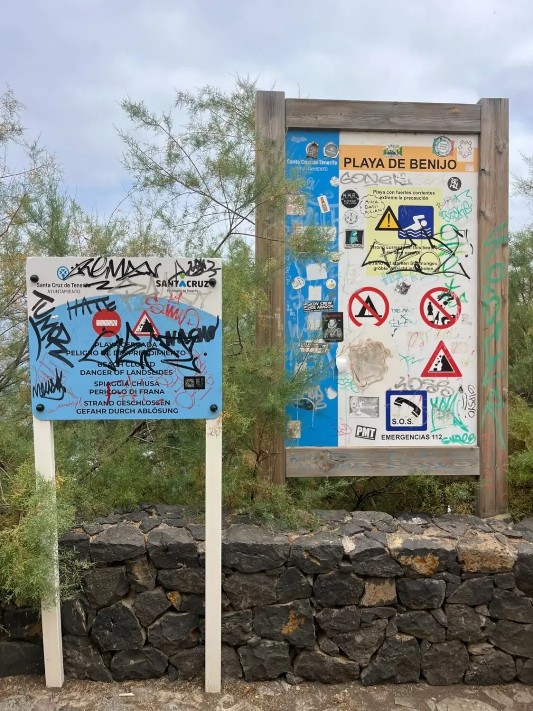 La playa de Benijo permanece cerrada desde el 8 de julio de 2024, cuando el Ayuntamiento decretó el cierre cautelar del acceso tras detectarse desprendimientos de rocas