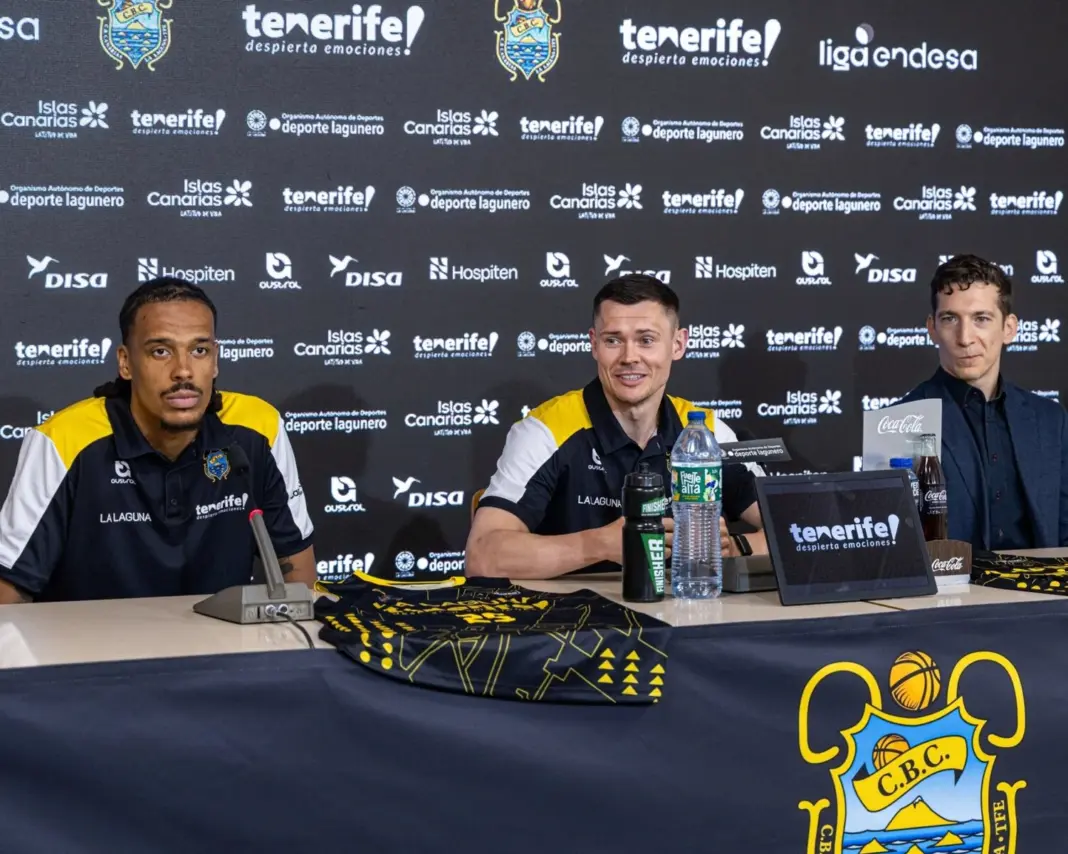 Presentación de los dos nuevos jugadores de La Laguna Tenerife. Imagen cedida por el club
