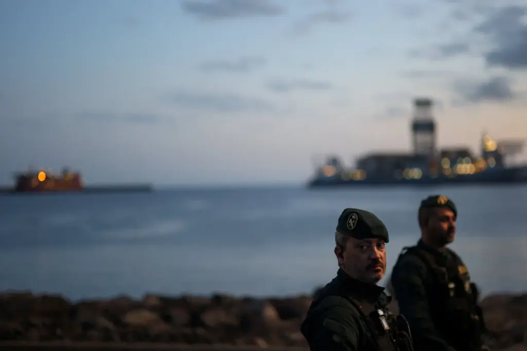 Miembros de la Guardia Civil española montan guardia en el puerto de Granadilla de Abona, donde se espera que atraque el crucero MV Hondius tras verse afectado por un brote de hantavirus, en Tenerife, España, el 9 de mayo de 2026. REUTERS/Hannah McKay