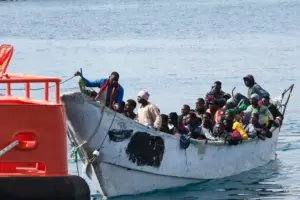 Salvamento Marítimo rescata a 51 personas en una neumática al sur de Gran Canaria