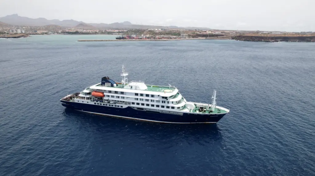 Vista aérea desde un dron del crucero afectado por un brote de hantavirus. Imagen Reuters