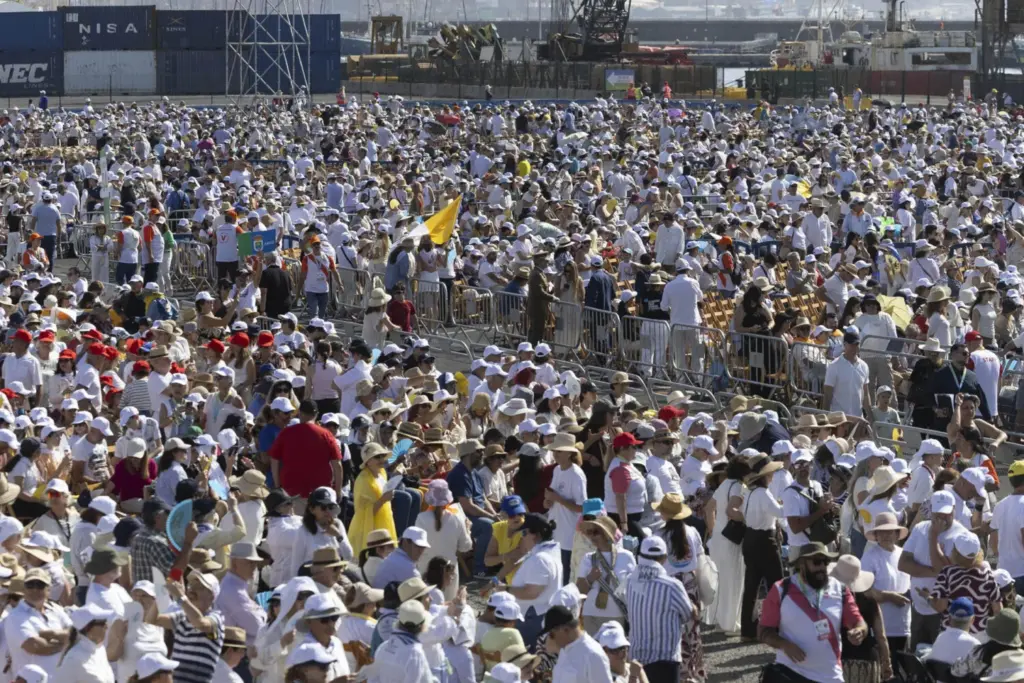 Miles de personas esperan en el puerto de Santa Cruz de Tenerife la llegada del papa León XIV para la misa que oficiará este viernes en su último día de viaje. EFE/ Miguel Barreto