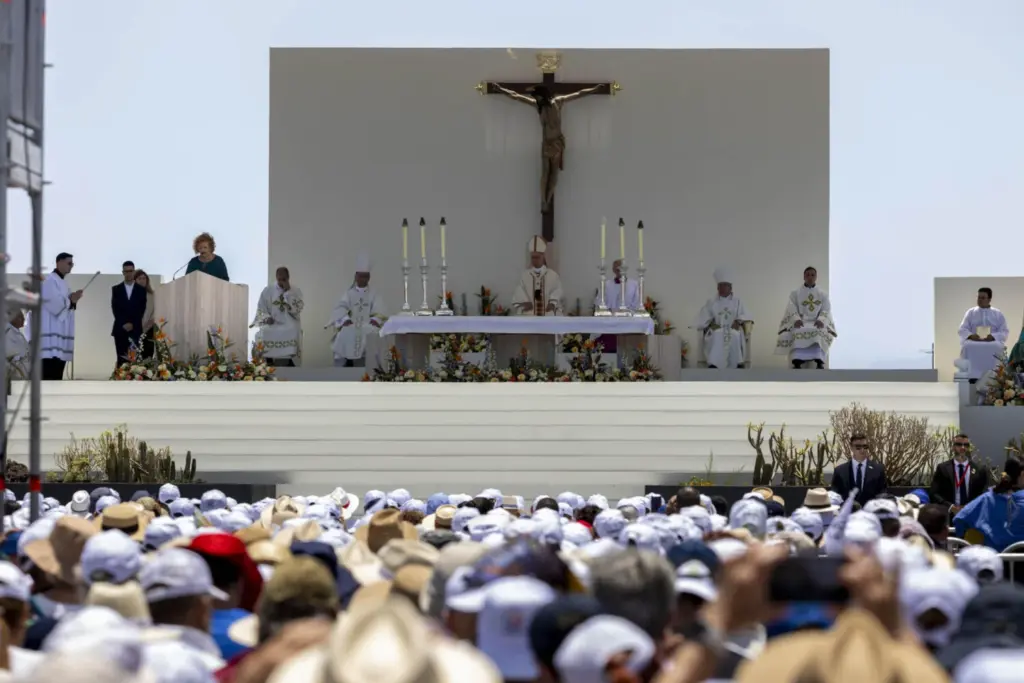 Miles de personas asistieron este viernes a la misa que ofició el papa León XIV en el puerto de Santa Cruz de Tenerifeen su último día de viaje a España. EFE/ Miguel Barreto