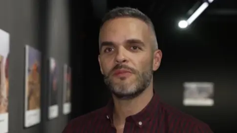 ‘Noveleros’ nos descubre a los protagonistas de cuatro historias marcadas por convivir con el conflicto bélico
