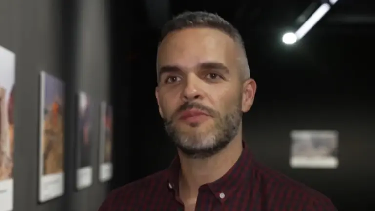 ‘Noveleros’ descubre a los protagonistas de cuatro historias marcadas por convivir con el conflicto bélico