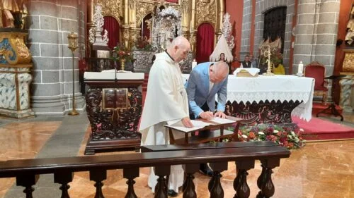 El párroco de la Basílica de Teror, Jorge Martin de la Coba, y el alcalde de Teror, José Agustín Arencibia, habían firmado este miércoles 10 de junio por la tarde el documento oficial con el acta de entrega y custodia