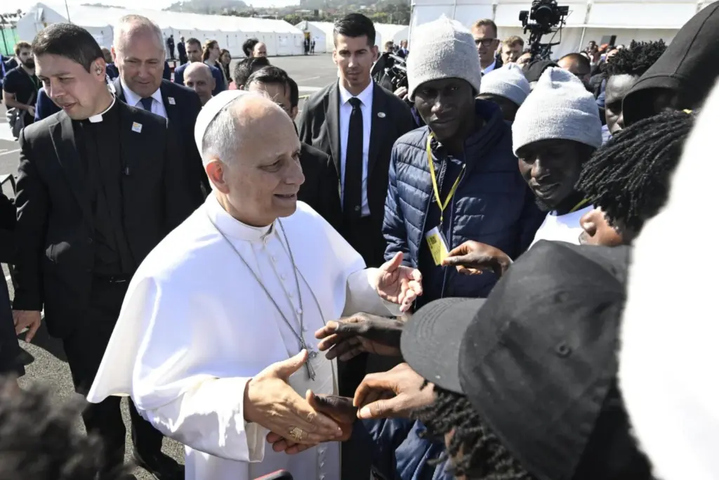 El papa León XIV asiste a un encuentro con migrantes en el centro 'Las Raíces' de Tenerife, Islas Canarias, España, el 12 de junio de 2026. El pontífice visita Tenerife en el último día de su viaje a España tras visitar Madrid, Barcelona y la isla de Gran Canaria. EFE/EPA/CIRO FUSCO