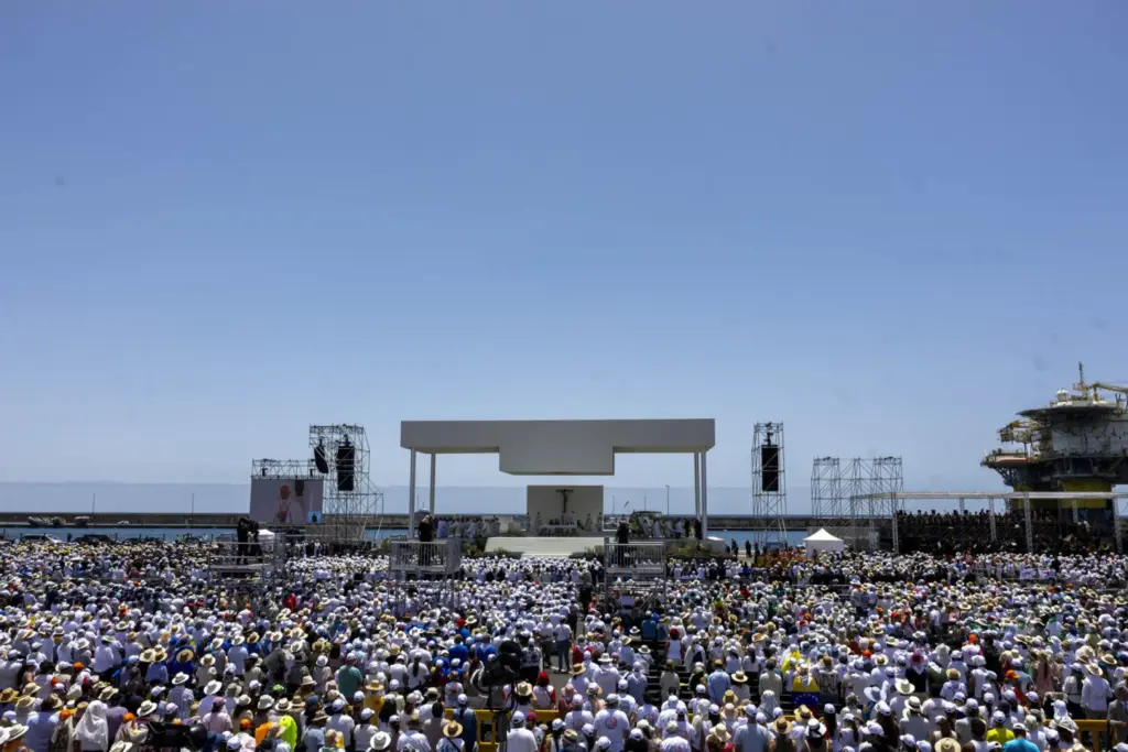 Miles de personas asistieron este viernes a la misa que ofició el papa León XIV en el puerto de Santa Cruz de Tenerifeen su último día de viaje a España. EFE/ Miguel Barreto