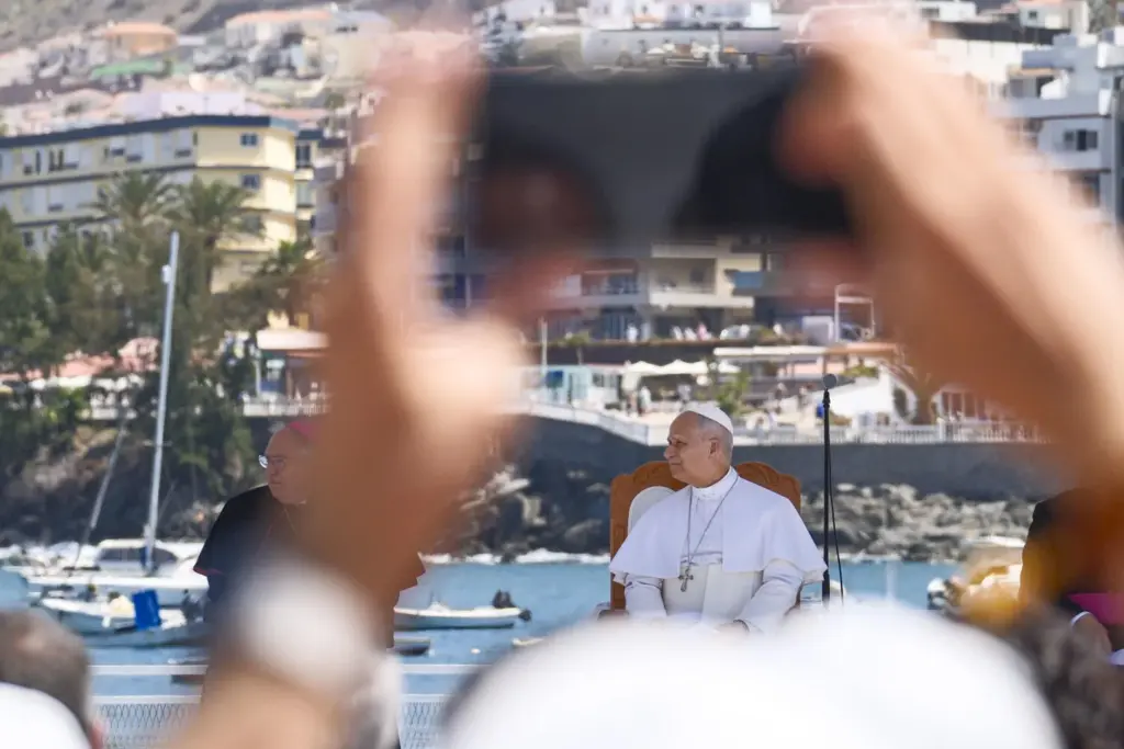 El papa León XIV, mantiene un encuentro con más de un millar de inmigrantes de África, América Latina y con representantes de las principales instituciones y organizaciones sociales que trabajan en los servicios de rescate, acogida e integración. en el muelle de Arguineguín, en la isla de Gran Canaria, este jueves, en el sexto día de su viaje a España. EFE/ Angel Medina G. POOL