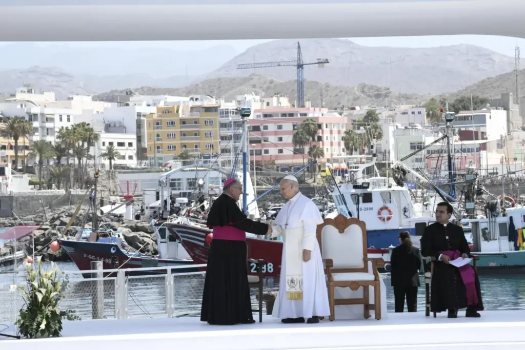 José Mazuelos recibe a León XIV en el muelle de Arguineguín. EFE/EPA/CIRO FUSCO