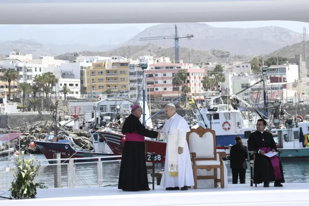 José Mazuelos recibe a León XIV en el muelle de Arguineguín. EFE/EPA/CIRO FUSCO