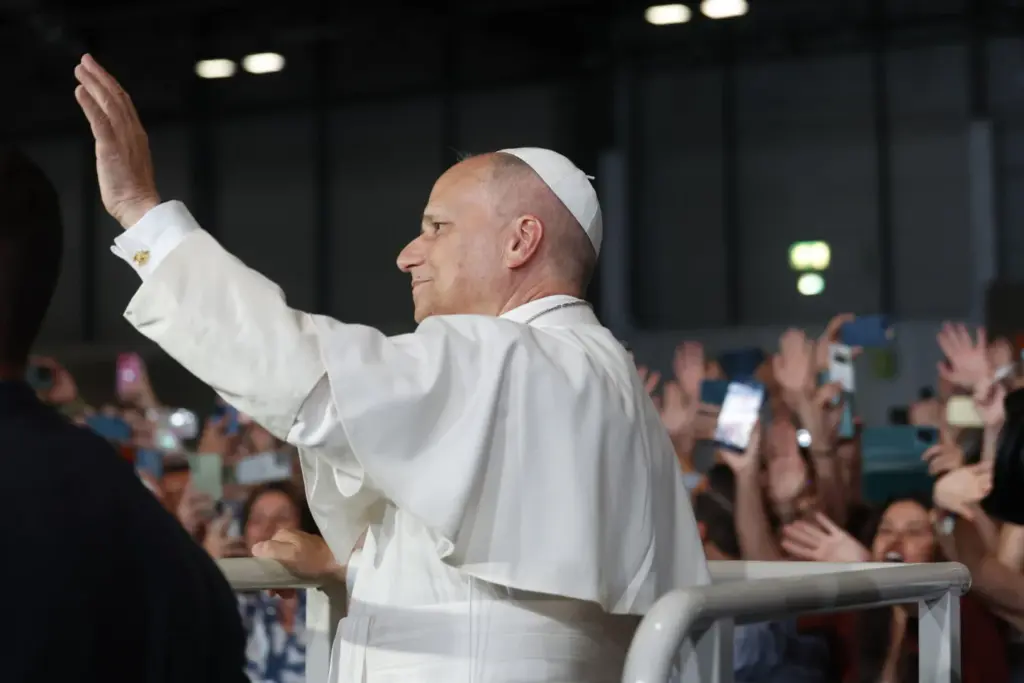 El papa León XIV asiste a un encuentro con los voluntarios que han colaborado en los actos del pontífice en la capital, este martes, en el IFEMA. EFE/Javier Lizon