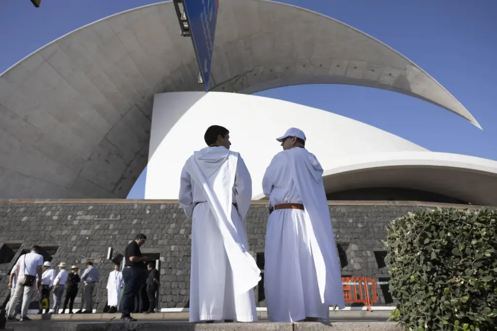 Numerosos sacerdotes se preparan en la sacristía instalada en el Auditorio Adán Martín de Santa Cruz de Tenerife para la misa del papa León XIV en el puerto de la ciudad ante miles de personas. EFE/Miguel Barreto