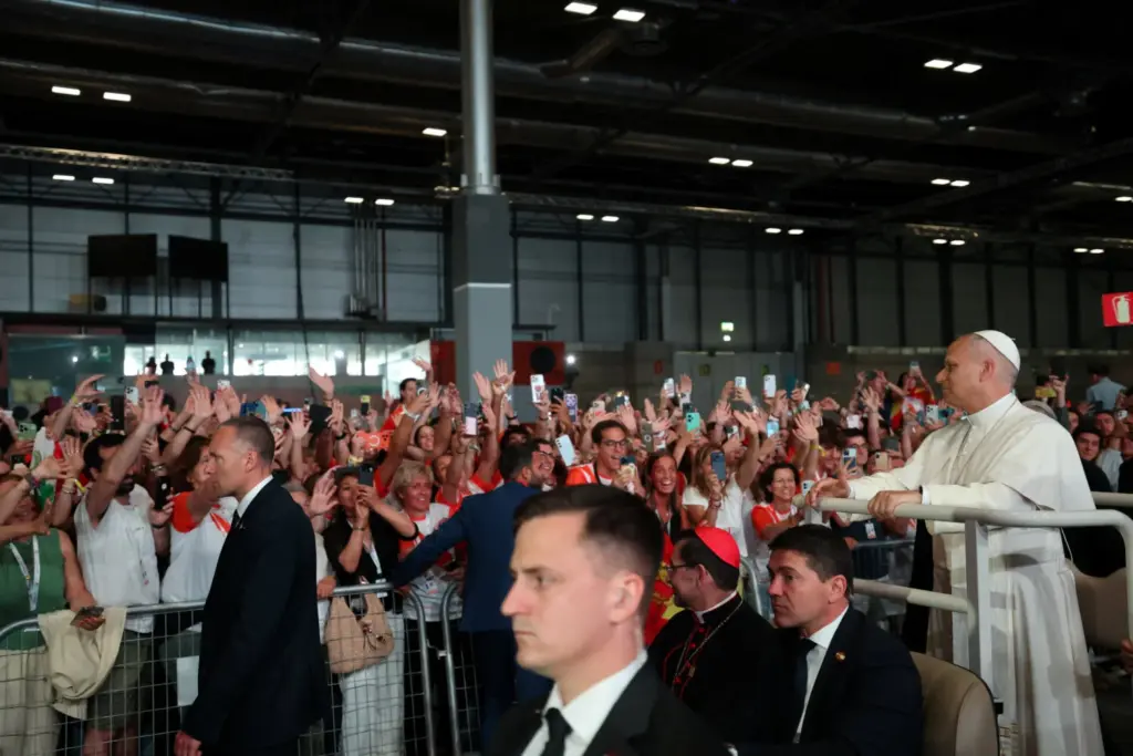 El papa León XIV llega para reunirse con voluntarios del centro IFEMA, durante su viaje apostólico en Madrid, España, el 9 de junio de 2026. REUTERS/Violeta Santos Moura