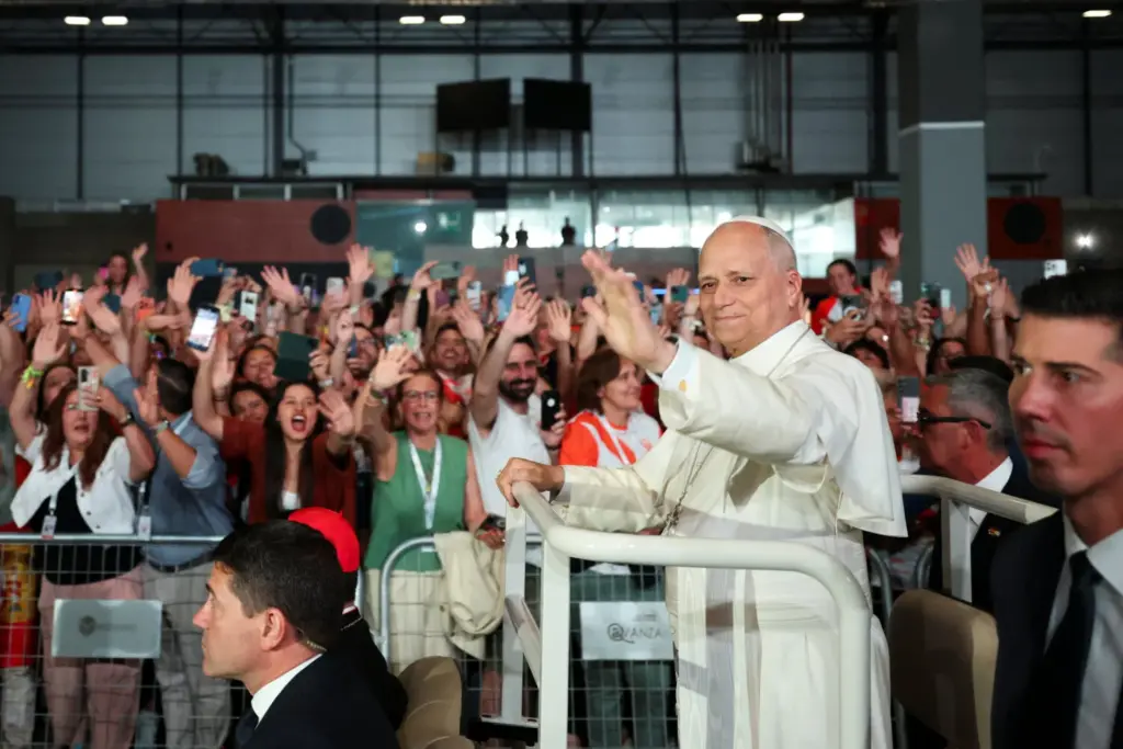 El papa León XIV llega para reunirse con voluntarios del centro IFEMA, durante su viaje apostólico en Madrid, España, el 9 de junio de 2026. REUTERS/Violeta Santos Moura