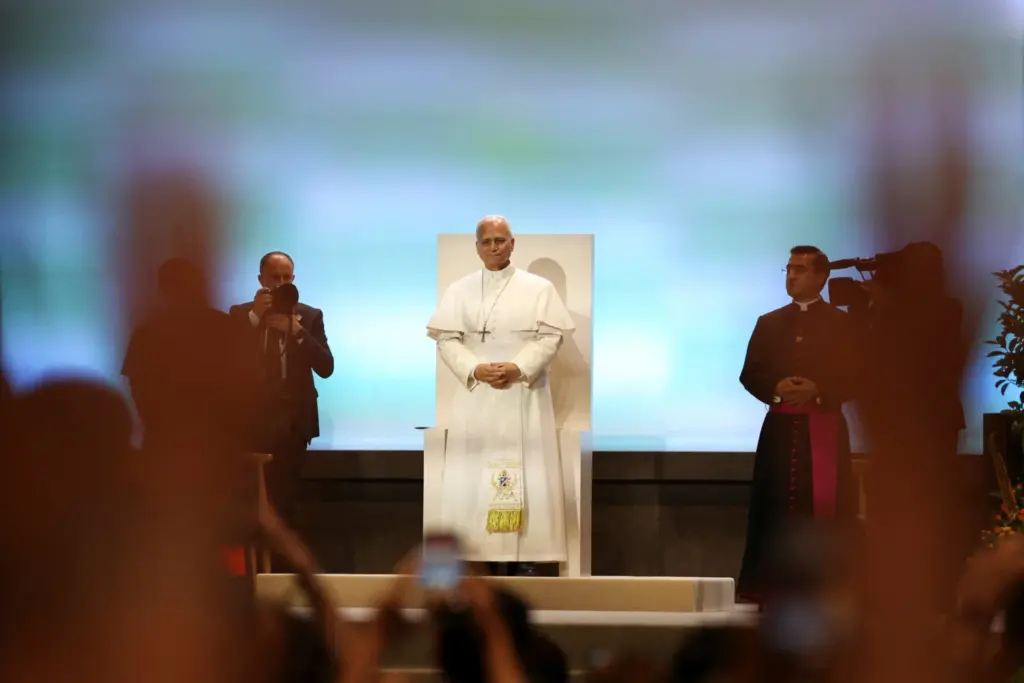 El Papa León XIV se reúne con voluntarios del centro IFEMA durante su viaje apostólico en Madrid, España, el 9 de junio de 2026. REUTERS/Violeta Santos Moura