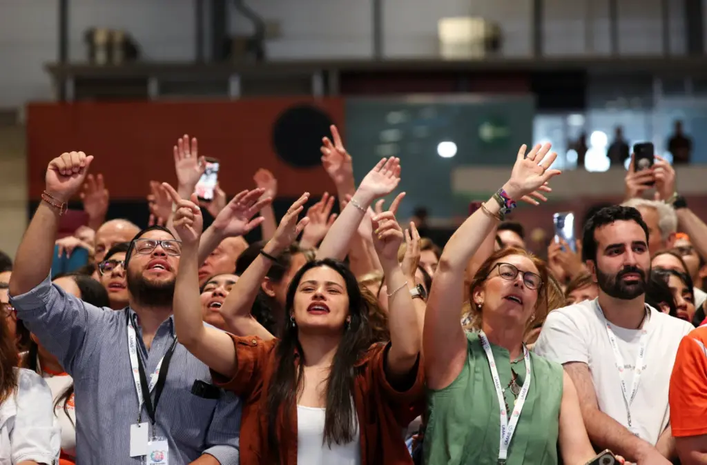 Personas rezan el día en que el Papa León XIV se reúne con voluntarios del centro IFEMA, durante su viaje apostólico en Madrid, España, el 9 de junio de 2026. REUTERS/Violeta Santos Moura