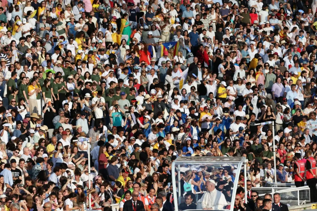 León XIV en la vigilia de oración en el Estadio Olímpico de Lluís Companys
