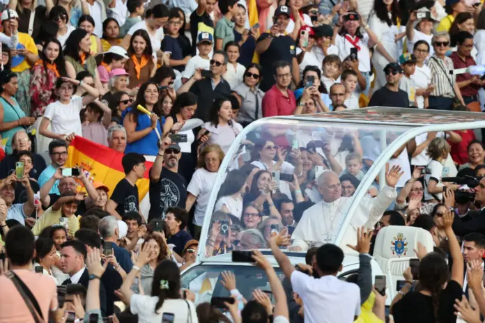 León XIV en la vigilia de oración en el Estadio Olímpico de Lluís Companys