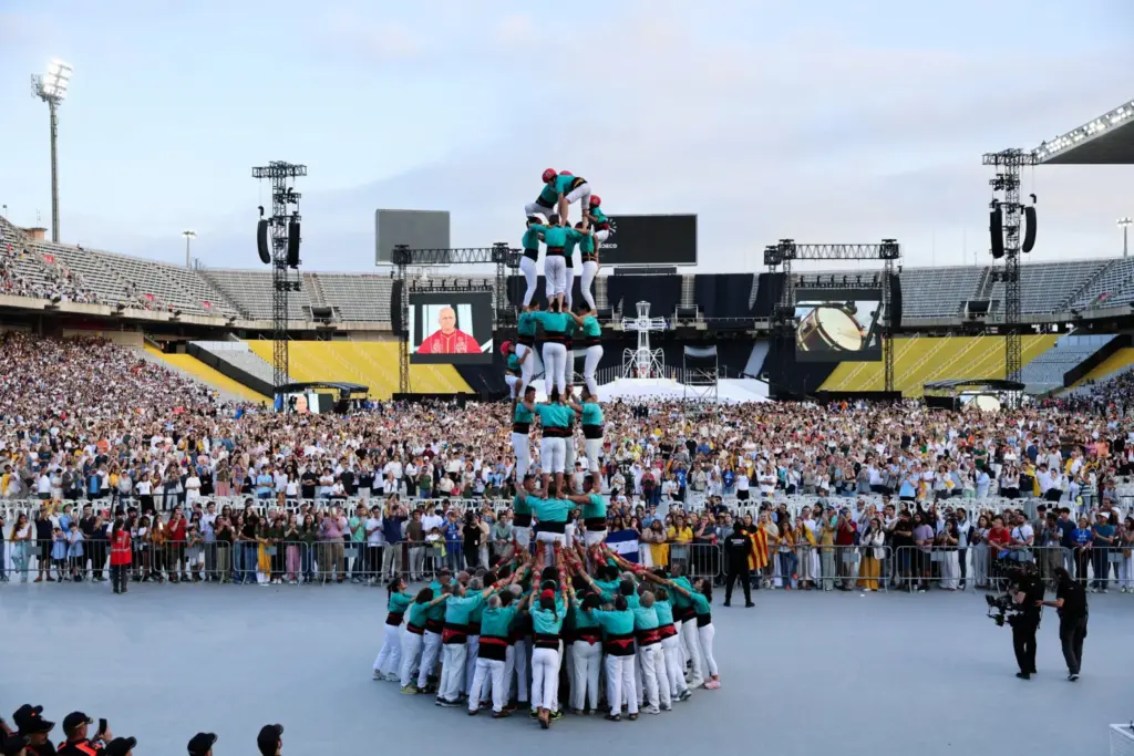 León XIV en la vigilia de oración en el Estadio Olímpico de Lluís Companys