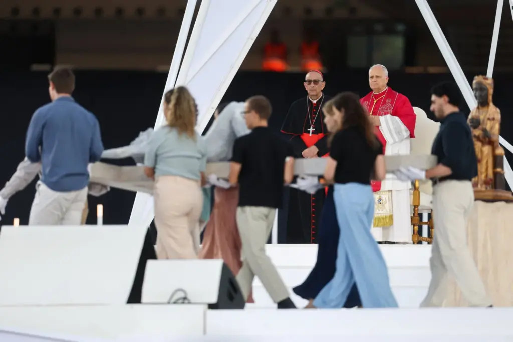 León XIV en la vigilia de oración en el Estadio Olímpico de Lluís Companys