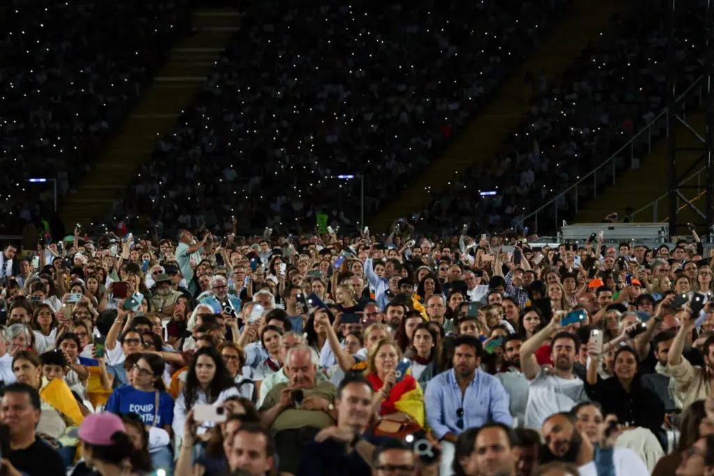 León XIV en la vigilia de oración en el Estadio Olímpico de Lluís Companys