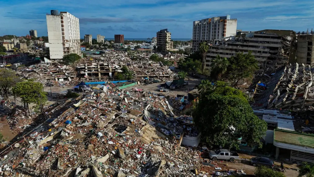 Vista aérea de edificios derrumbados en Caraballeda, estado de La Guaira, Venezuela, el 30 de junio de 2026, tras los terremotos. MIGUEL MEDINA/Pool vía REUTERS