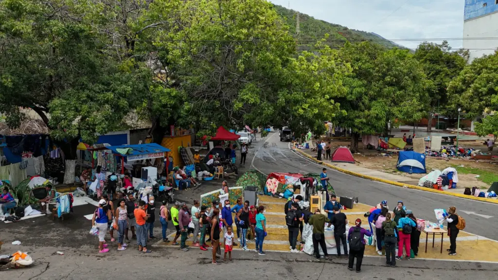 Vista aérea de personas haciendo fila para recibir medicamentos en un puesto de salud en Caraballeda, estado de La Guaira, Venezuela, el 30 de junio de 2026, tras los terremotos. MIGUEL MEDINA/Pool vía REUTERS