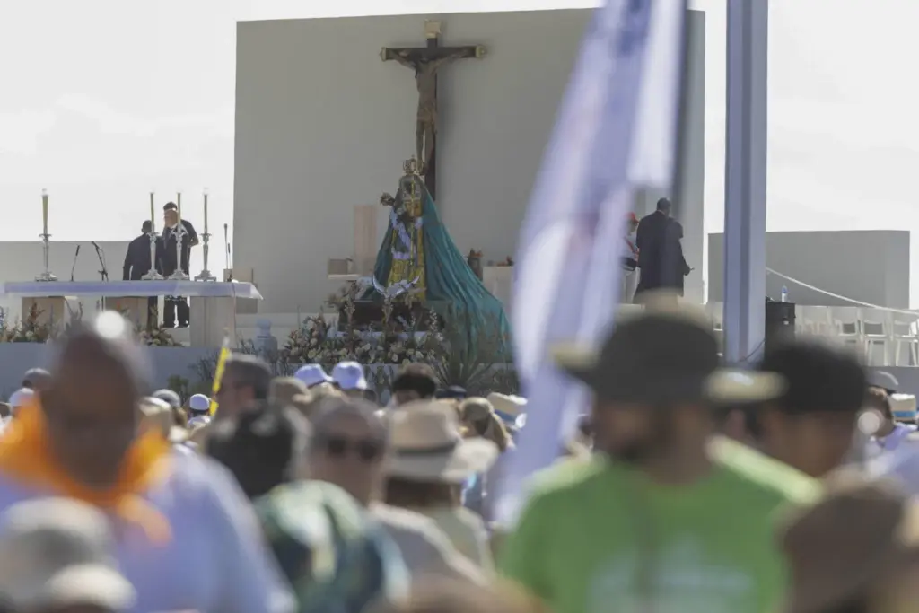 Numerosas personas acuden al puerto de Santa Cruz de Tenerife, donde este viernes el papa León XIV oficia una misa multitudinaria con la imagen de la Virgen de la Candelaria en su último día de viaje. EFE/ Miguel Barreto