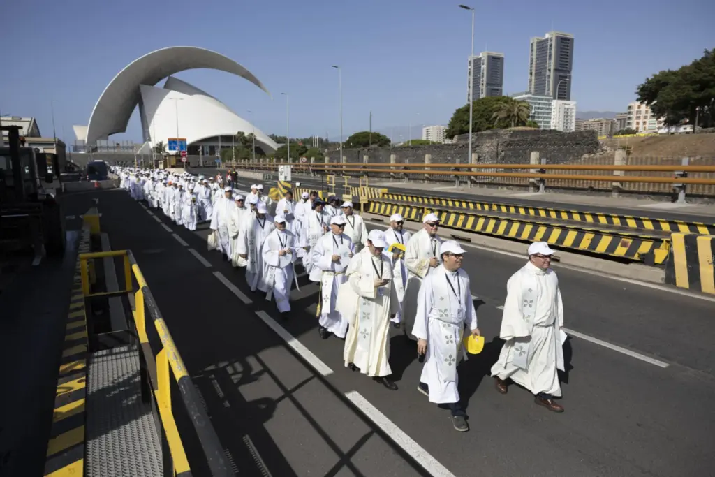 Numerosos sacerdotes salen de la sacristía instalada en el Auditorio Adán Martín de Santa Cruz de Tenerife para la misa del papa León XIV en el puerto de la ciudad ante miles de personas. EFE/Miguel Barreto